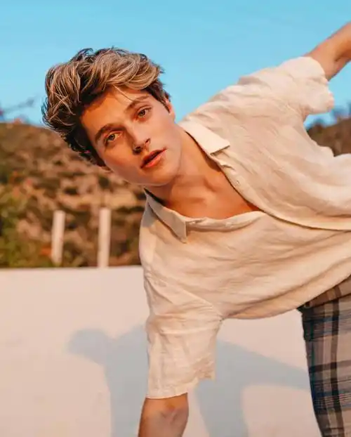 6686体育铁牌作者Evelyn